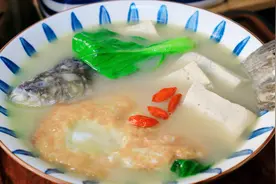 炖鲫鱼汤，别直接下锅，记住“4个重点”，汤鲜味美，颜色浓白图片