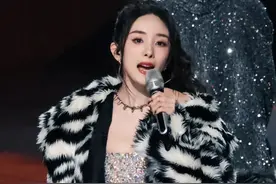 女明星跨年晚会太拼了！杨幂穿当季皮草，流量爱豆首饰过百万图片