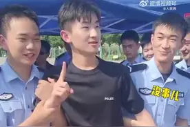 帅不过1秒！#警校生试戴电子脚镣把自己整啸了图片