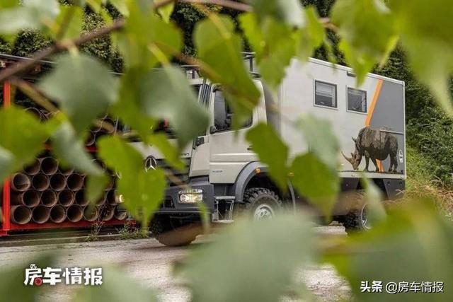 全新奔驰中卡房车，5.1T四驱带三把锁越野力够强，车内足有10平米