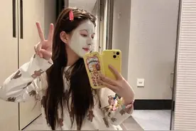 赵露思晒敷面膜对镜自拍 炫耀新手机壳搞怪可爱图片
