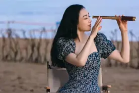 51岁钟丽缇晒海边写真，穿包臀短裙肉感十足，打扮靓丽被赞似少女图片