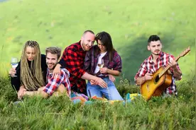 朋友关系再好，出现这4种迹象，说明你被孤立了图片