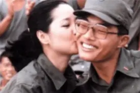 41年前，邓丽君当众亲吻过一位士兵，士兵连续三天只洗半边脸图片