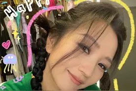 37岁何洁晒自拍卖萌，瘦70斤后少女感十足，状态美回“超女”时期图片