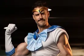 代替月亮惩罚你！肌肉男「COS《美少女战士》」，私下帅照超反差图片