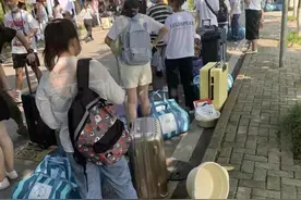 00后的开学行李箱有多野图片