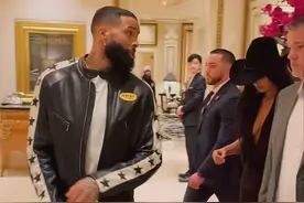 金·卡戴珊首次同框新男友！领口开到肚脐，小12岁的黑人球员贴心图片