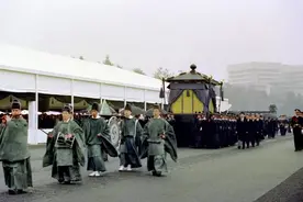 日本裕仁天皇逝世，中国被邀请出席葬礼，我方代表如何表示？图片