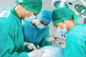 为何手术室医生不穿白大褂，偏要穿绿大褂？涨知识的科普，快看看图片