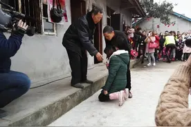 前妻患尿毒症，四川小伙主动复婚，2016年，新娘给新郎下跪内幕图片