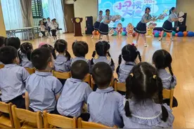 从小养成讲卫生的好习惯，孩子们在唱唱跳跳中学会“洗手”图片