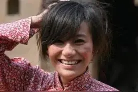 31岁女人失去老公，又失去儿子后疯了，58岁大叔帮她树立生活信心图片