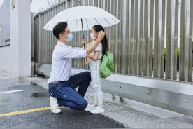 大伯帮带4天女儿，女儿回家说屁屁痛，妈妈立刻带女儿去医院检查图片