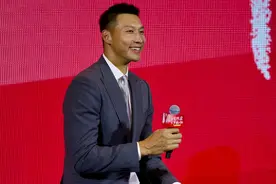 易建联退役，四大中锋再聚首！姚明主动让C位，后继无人太心酸图片