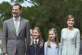 人间小真实，莱昂诺尔公主看帅哥反被看，微笑害羞的样子好可爱图片