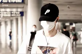 王一博出国香奈儿看秀海外人气旺，机场私服同款瞬间售罄图片