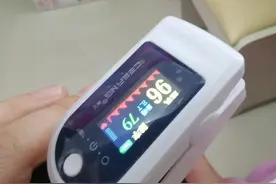 实测华为手环b6和血氧仪对比，手环很准确。图片