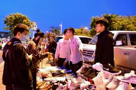 8天收入2万！山东初中生摆地摊8天竟赚到2万，父亲：佩服不已！图片