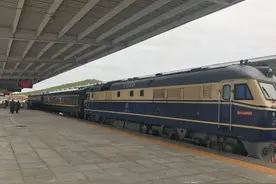 只有两节车厢的旅客列车，那年我和它匆匆相遇图片