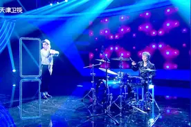 「跨时代战书」农民奶奶化身灵魂鼓手 胖女孩唱跳俱佳图片