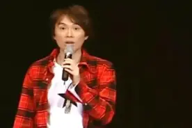 黄子华的栋笃笑，总用幽默将愤懑一带而过图片