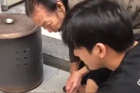 哭笑不得！广东90岁奶奶过年拜神庇佑孙子，讲到一半忘了孙子名字图片