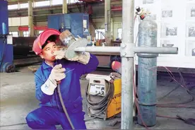 “焊王”的“硬核人生”——记中国水电四局（酒泉）新能源装备有限公司二车间副主任石小平图片