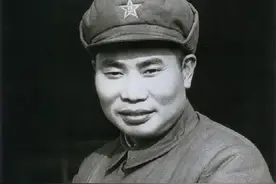 新保安一战，杨得志全歼王牌35军，郭景云自杀，傅作义得知后痛饮图片