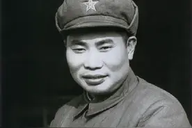 新保安一战，杨得志全歼王牌35军，郭景云自杀，傅作义得知后痛饮图片