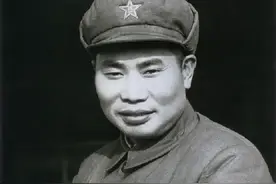 新保安一战，杨得志全歼王牌35军，郭景云自杀，傅作义得知后痛饮图片