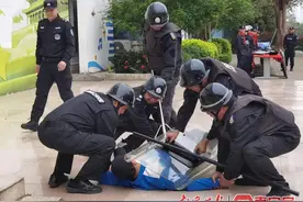 直击现场！南宁特警走进校园开展反恐防暴演练图片