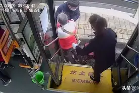 老人乘公交 车长乘客齐帮忙 车载视频记录下这暖心一幕图片