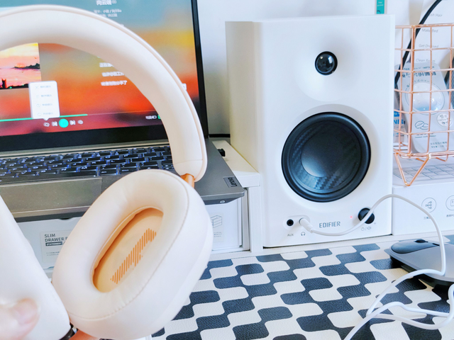 看演唱会的在现场，听演唱会的在床上——漫步者MR4监听音箱体验♪♫♬