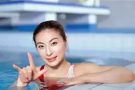 郭晶晶：父母搭经济舱参加婚礼，还坐不到主桌，她在霍家地位如何图片