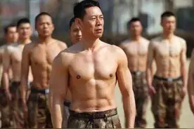 一个健腹轮等于半个健身房，65岁张丰毅练出腹肌，提高核心有诀窍图片