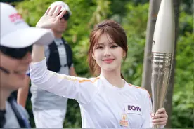 四位女星担任奥运火炬手，生图对比，中国女性的美在法国绽放图片