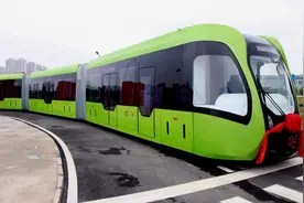 中国研发世界首列无轨火车！不铺轨道就能跑，它是如何做到的？图片