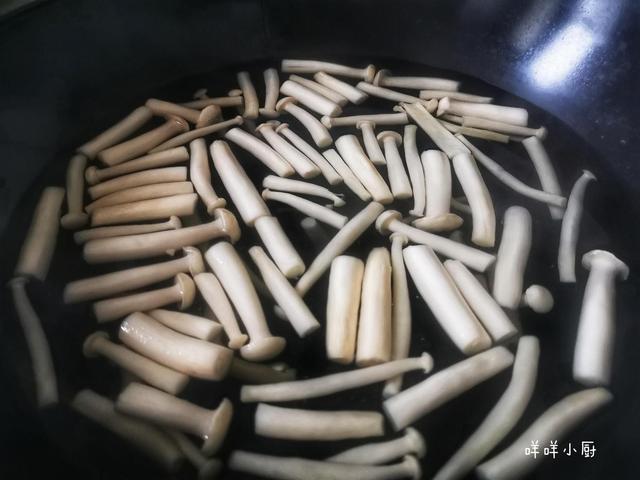 海鲜菇营养美味又低脂，吃法简单又多样，烹饪前这一步不能少