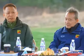 张朝阳：年轻人不要熬夜，早上6点就起来！王石：年轻人可以熬夜、打游戏上瘾，但要做出名堂图片