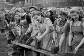 二战德国男性成国宝，激进的人口复苏，为恢复人口让13岁女孩出嫁图片