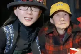 64岁杨丽萍回家过年，与88岁母亲吃年夜饭，全家戴兔子面具很应景图片