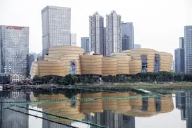王健林重回“牌桌”未解万达系整体经营承压 轻资产转型落地风险陡增港股IPO难产图片
