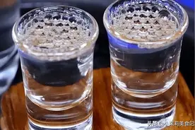 1两白酒等于几瓶啤酒，拼酒怎么喝算公平？很多人不知道，涨知识图片