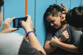 一个人对自己的父母总是发脾气，而对外人却很礼貌，这是为什么？图片