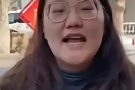 临沂女孩打人事件后续，白衣男子被迫道歉，实在憋屈图片