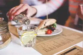 吃西餐，为何服务员要先上一杯柠檬水？别傻乎乎喝掉，免得闹笑话图片