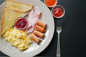 一天两顿饭和一天三顿饭，哪种更健康？一日三餐，哪顿饭更重要？图片