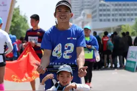 历届汉马的别样跑者：高位截瘫姑娘坐轮椅“跑”马拉松，75岁银发跑者重返故乡希望跑到100岁图片
