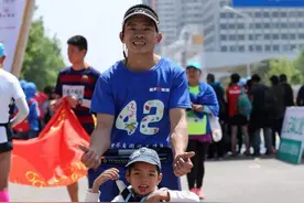 历届汉马的别样跑者：高位截瘫姑娘坐轮椅“跑”马拉松，75岁银发跑者重返故乡希望跑到100岁图片